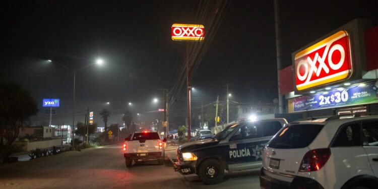 Balean a cliente durante asalto a OXXO en el fraccionamiento Las Fuentes