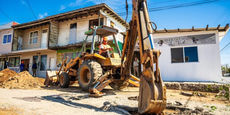 Encabeza Claudia Agatón Muñiz arranques de rehabilitación de dos vialidades importantes de Ensenada