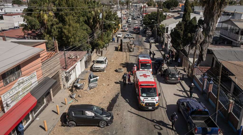 Dompe cargado con tierra se queda sin frenos y provoca choque múltiple