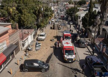 Dompe cargado con tierra se queda sin frenos y provoca choque múltiple