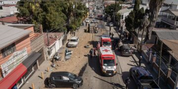 Dompe cargado con tierra se queda sin frenos y provoca choque múltiple