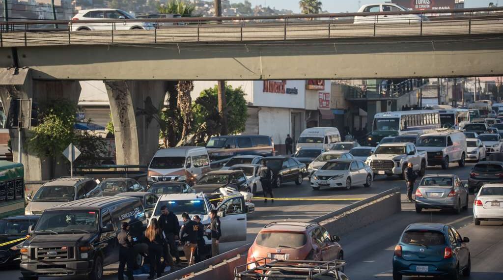 Hombre muere atropellado al no usar el puente peatonal en el crucero de la 5 y 10