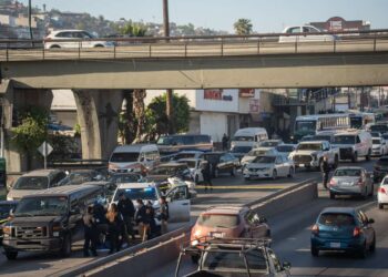 Hombre muere atropellado al no usar el puente peatonal en el crucero de la 5 y 10