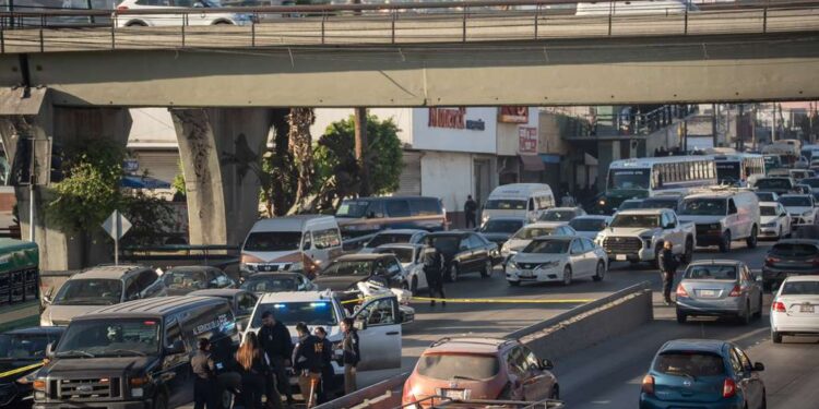 Hombre muere atropellado al no usar el puente peatonal en el crucero de la 5 y 10