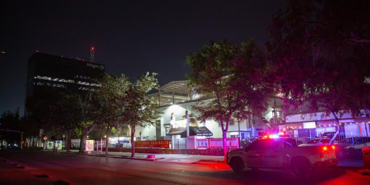 Hombre es baleado en estacionamiento de Plaza Fiesta; detienen a un sospechoso tras persecución