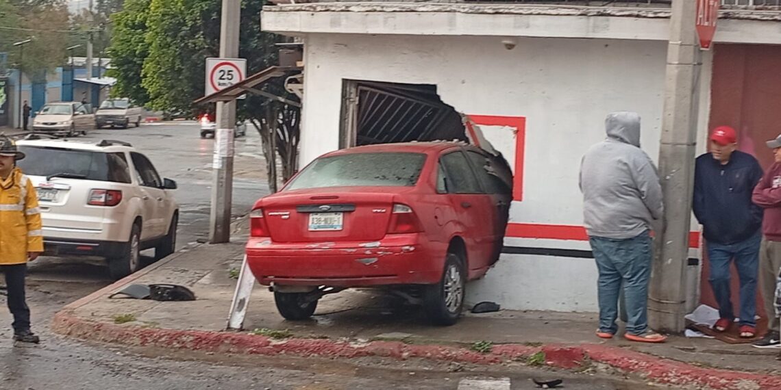 Mujer pierde el control y termina impactado dentro de un local en el Mariano