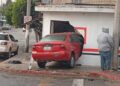 Mujer pierde el control y termina impactado dentro de un local en el Mariano
