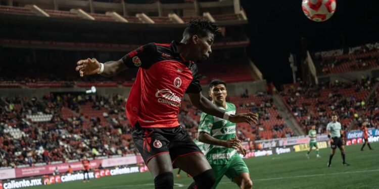 Santos Laguna vence 2-1 a Xolos en el Estadio Caliente