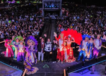 Corona alcaldesa Claudia Agatón Muñiz a la Corte Real del Gran Carnaval de Ensenada 2026