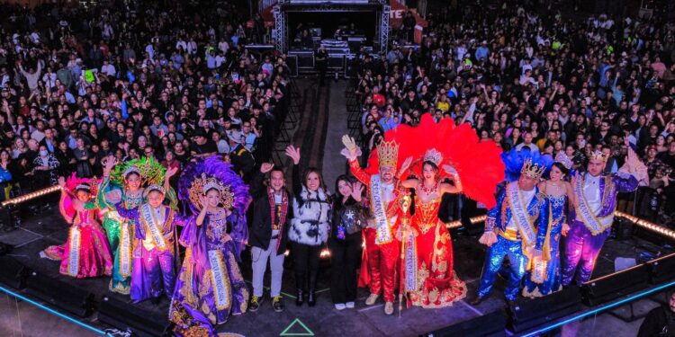 Corona alcaldesa Claudia Agatón Muñiz a la Corte Real del Gran Carnaval de Ensenada 2026