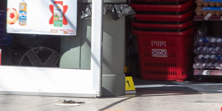 Robo con arma de fuego en Oxxo de Real de San Francisco