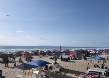 Salvavidas de la Dirección de Protección Civil y bomberos refuerzan labores de vigilancia y prevención en playas de Rosarito