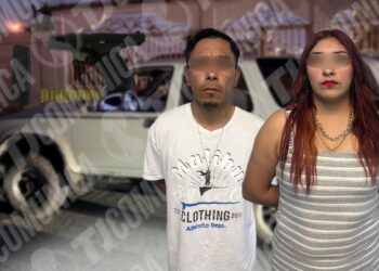 Municipales de Tijuana atoran a pareja con una Glock; el hombre participó en un reciente ataque armado