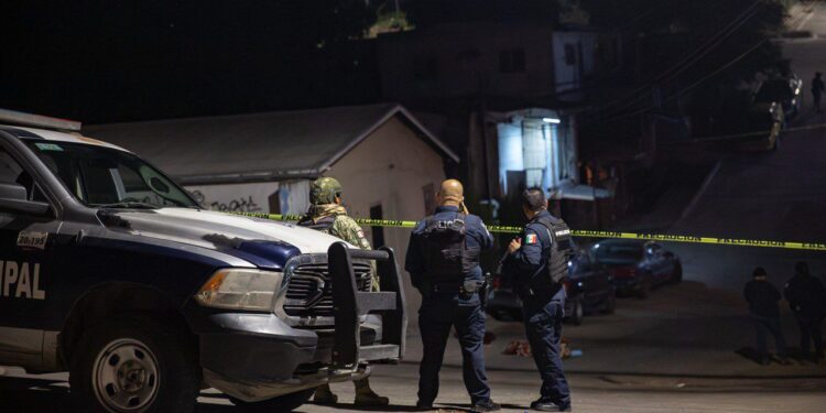 Localizan cuerpo encobijado en la colonia Obrera