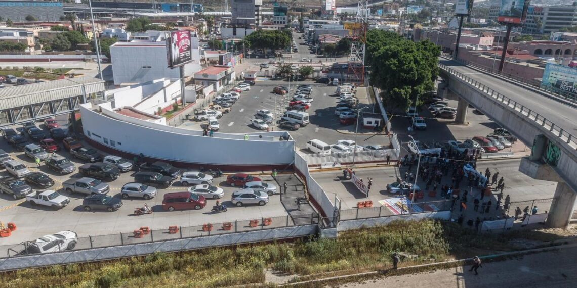 Asi lució el cruce de San Diego hacia Tijuana por bloqueo en El Chaparral