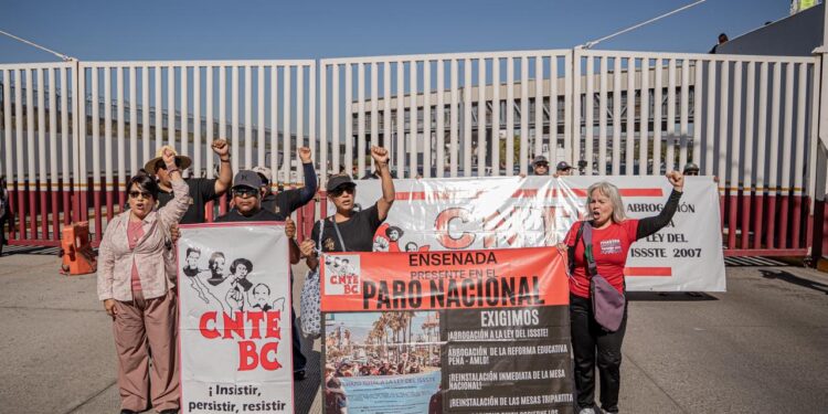 Docente de la CNTE toman garita de El Chaparral durante jornada de protesta nacional