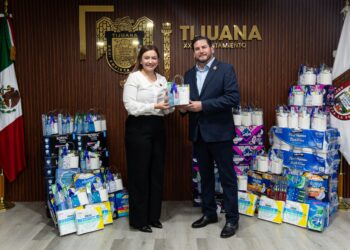 Entrega presidente municipal Ismael Burgueño insumos de higiene femenina como parte de la campaña por una Menstruación Digna