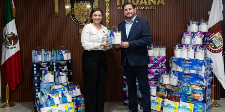 Entrega presidente municipal Ismael Burgueño insumos de higiene femenina como parte de la campaña por una Menstruación Digna