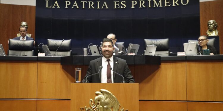 Presenta Armando Ayala iniciativa para proteger de abusos a usuarios del transporte aéreo en México