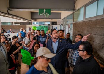 Vecinos de Santa Fe llevan protesta al Palacio Municipal; logran diálogo con el alcalde