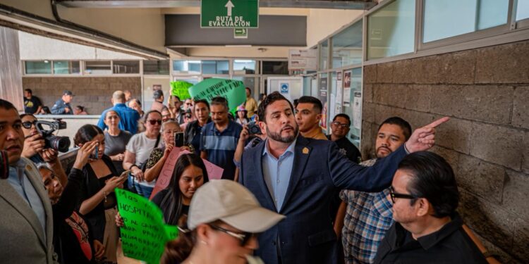 Vecinos de Santa Fe llevan protesta al Palacio Municipal; logran diálogo con el alcalde