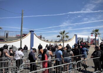Abren puertas para concierto gratuito de Carín León en Tijuana; calor no detiene a fans