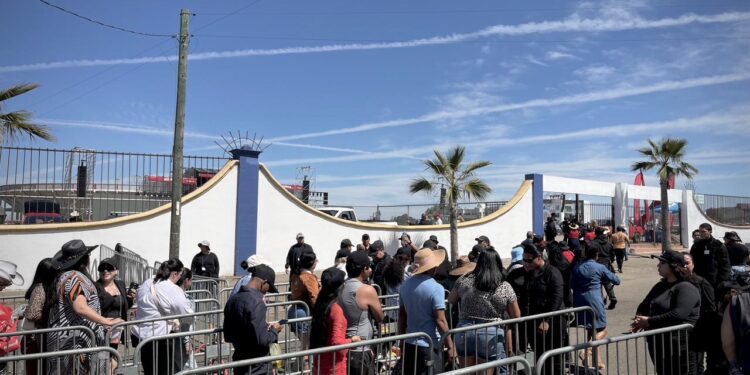 Abren puertas para concierto gratuito de Carín León en Tijuana; calor no detiene a fans