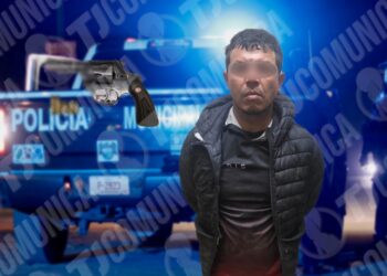 Municipal de Tijuana atora a motociclista con revólver