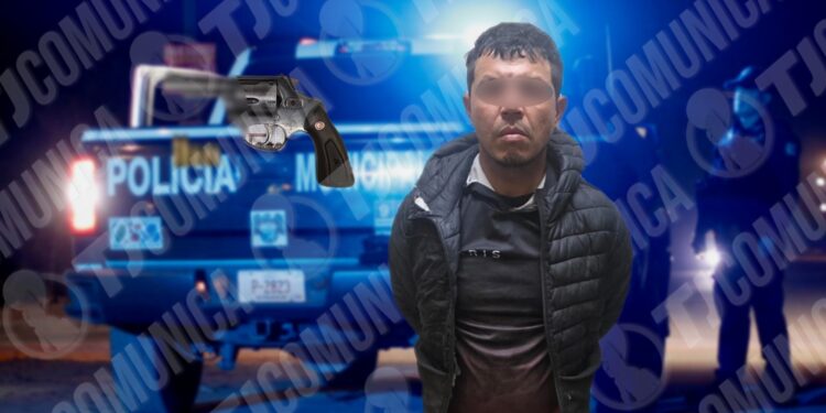 Municipal de Tijuana atora a motociclista con revólver