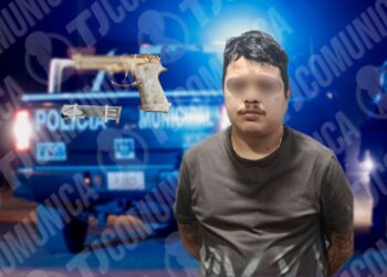 Lo atora la municipal con pistola chapeada en oro