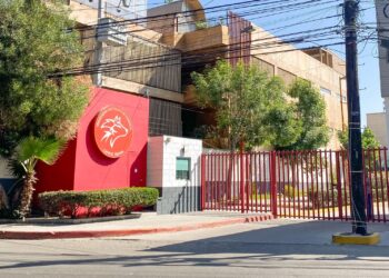 Egresados de Odontología en UAD Tijuana denuncian retrasos de años en entrega de títulos