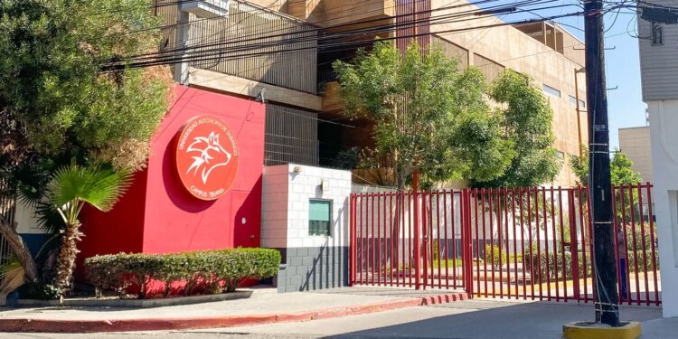 Egresados de Odontología en UAD Tijuana denuncian retrasos de años en entrega de títulos