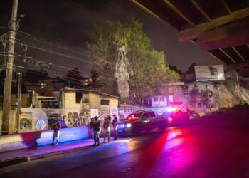 Hallan cuerpo con presunto narcomensaje en la colonia Castillo