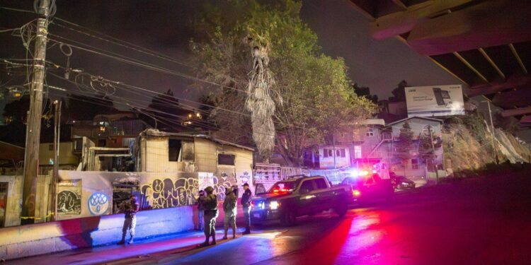 Hallan cuerpo con presunto narcomensaje en la colonia Castillo