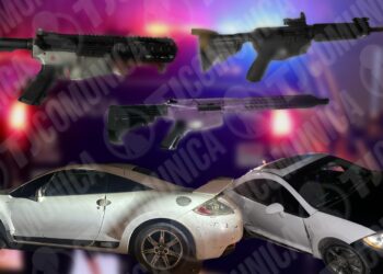 Hallan fusiles y cargadores dentro de un vehículo abandonado