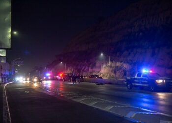 Motociclista huye tras atropellar a hombre en Playas de Tijuana