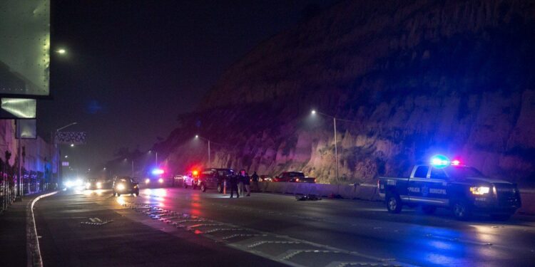 Motociclista huye tras atropellar a hombre en Playas de Tijuana