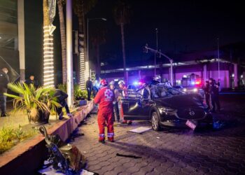 Mujer queda prensada tras fuerte choque en Glorieta Lincoln; bomberos logran rescatarla
