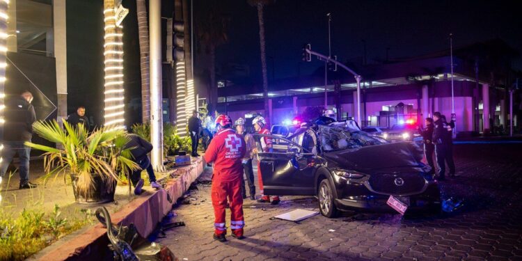 Mujer queda prensada tras fuerte choque en Glorieta Lincoln; bomberos logran rescatarla