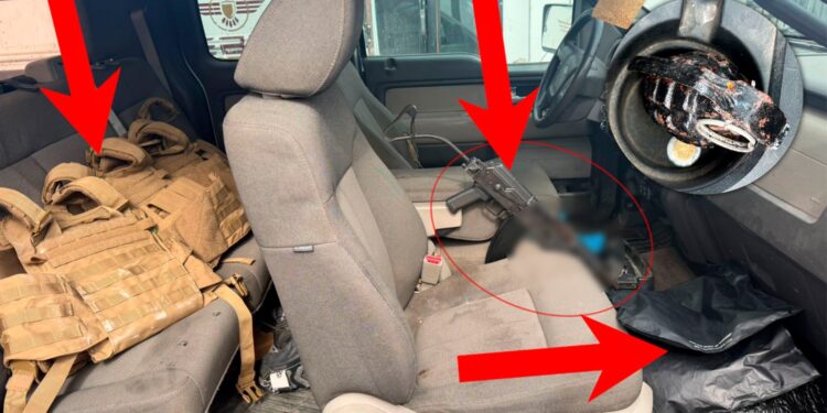 FESC decomisa vehículo; al interior había un “cuerno de chivo”, una granada de fragmentación, kilos de marihuana y chalecos balísticos