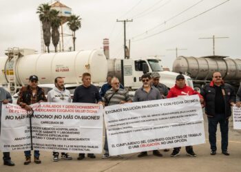 Jubilados de PEMEX se manifiestan en Rosarito por falta de atención médica