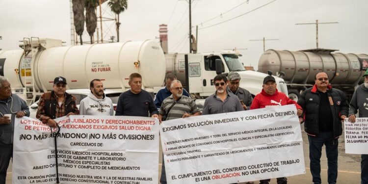 Jubilados de PEMEX se manifiestan en Rosarito por falta de atención médica