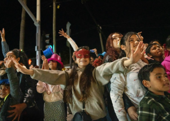 Familias disfrutaron el primer desfile de luces del Carnaval de Ensenada 2026