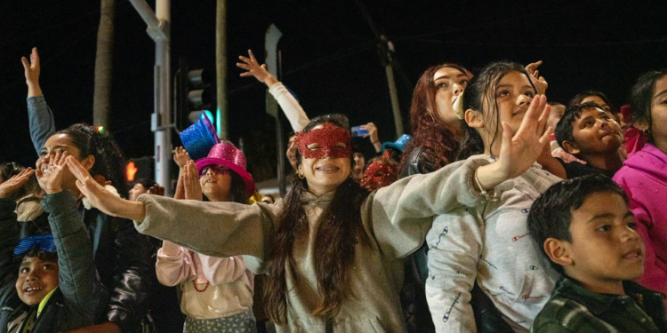Familias disfrutaron el primer desfile de luces del Carnaval de Ensenada 2026