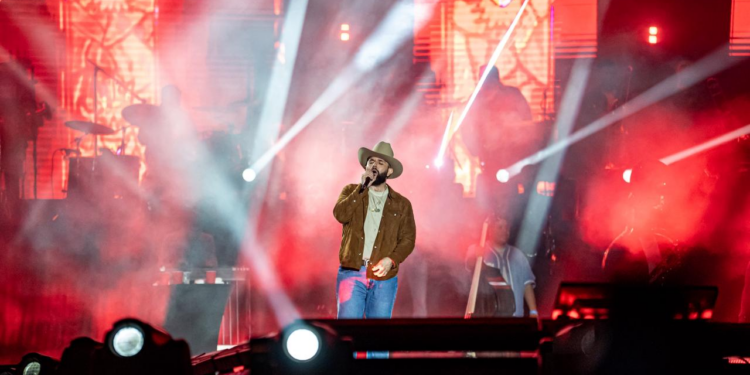 Tijuana canta con Carín León en concierto gratuito en el Circuito Nacional de Festivales por la Paz