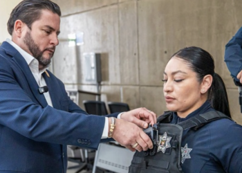 Entrega Ismael Burgueño cámaras corporales a elementos de la Policía Municipal de Tijuana
