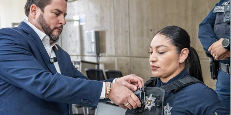 Entrega Ismael Burgueño cámaras corporales a elementos de la Policía Municipal de Tijuana