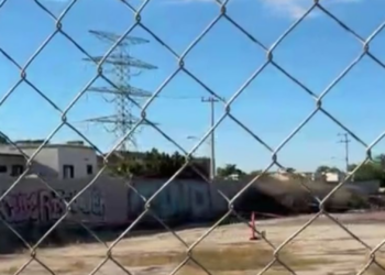 Localizan cuerpo envuelto en una cobija sobre Calzada Independencia en Mexicali