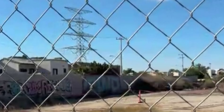 Localizan cuerpo envuelto en una cobija sobre Calzada Independencia en Mexicali