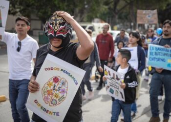 Familias marchan en Tijuana por el Día Mundial de Concienciación sobre el Autismo